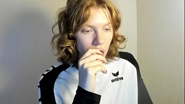 Snapshot of StellaDavis chatting on 11/05/25, 09:09 StellaDavis online show from 11/05/25, 09:09