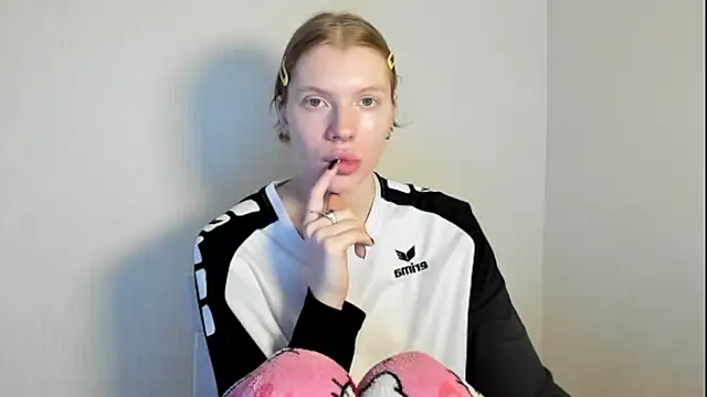 Snapshot of StellaDavis chatting on 11/06/25, 10:05 StellaDavis online show from 11/06/25, 10:05