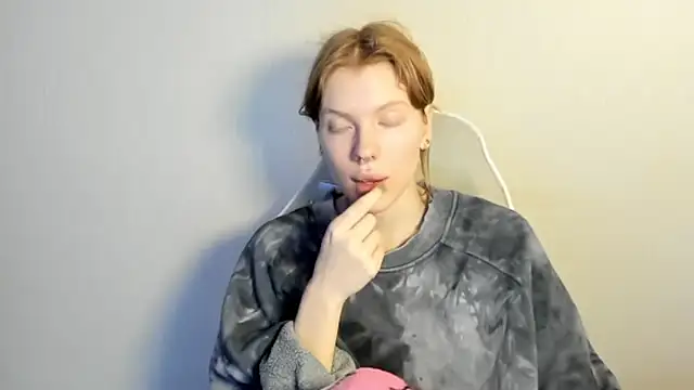 Snapshot of StellaDavis chatting on 12/18/25, 08:31 StellaDavis online show from 12/18/25, 08:31