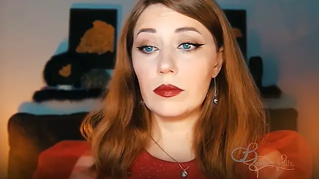 Snapshot of MissBeverlyMills chatting on 09/19/25, 07:25 MissBeverlyMills online show from 09/19/25, 07:25