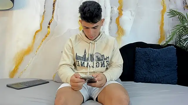 andrew rose  online show from 10/06/25, 04:04