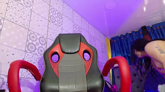 Snapshot of Lina23_ chatting on 10/17/25, 12:52 Lina23 online show from 10/17/25, 12:52