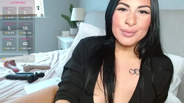 Snapshot of Layla_UK chatting on 10/15/25, 11:10 Layla UK online show from 10/15/25, 11:10