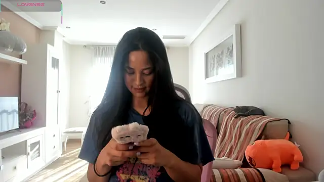 Snapshot of bella_apont chatting on 11/17/25, 11:27 bella apont online show from 11/17/25, 11:27