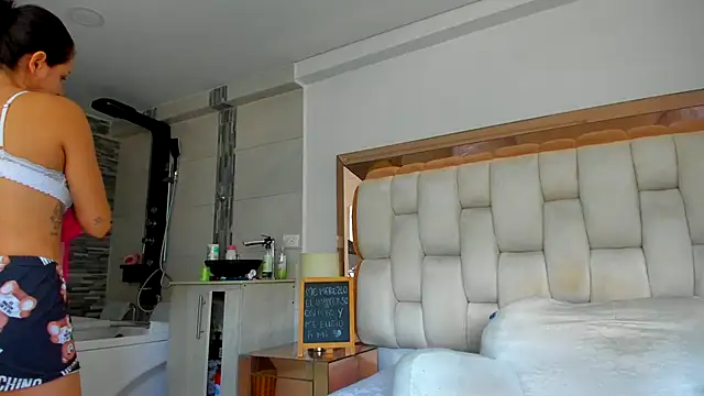 Snapshot of emilyparkerr01 chatting on 09/23/25, 11:57 emilyparkerr01 online show from 09/23/25, 11:57