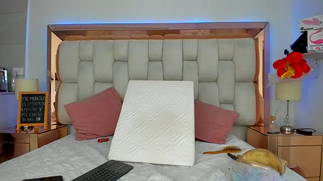 Snapshot of emilyparkerr01 chatting on 10/23/25, 10:08 emilyparkerr01 online show from 10/23/25, 10:08