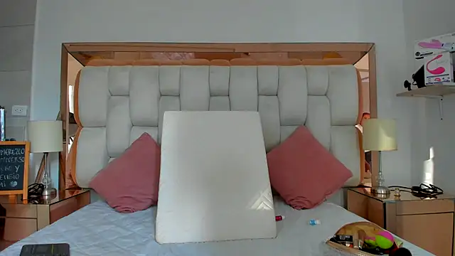 Snapshot of emilyparkerr01 chatting on 10/27/25, 10:03 emilyparkerr01 online show from 10/27/25, 10:03