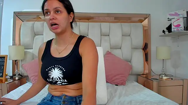 Snapshot of emilyparkerr01 chatting on 11/06/25, 10:43 emilyparkerr01 online show from 11/06/25, 10:43