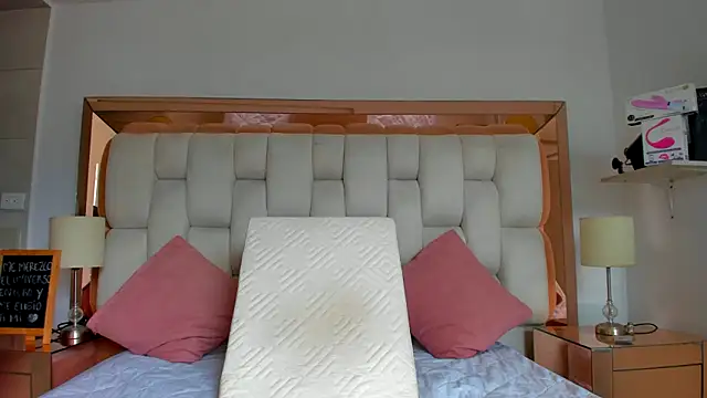 Snapshot of emilyparkerr01 chatting on 11/15/25, 07:32 emilyparkerr01 online show from 11/15/25, 07:32