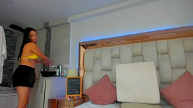 Snapshot of emilyparkerr01 chatting on 12/04/25, 09:01 emilyparkerr01 online show from 12/04/25, 09:01