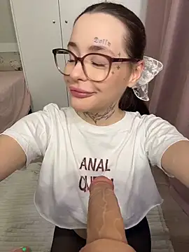 Snapshot of fuckdoll_18 chatting on 12/17/25, 08:20 fuckdoll 18 online show from 12/17/25, 08:20