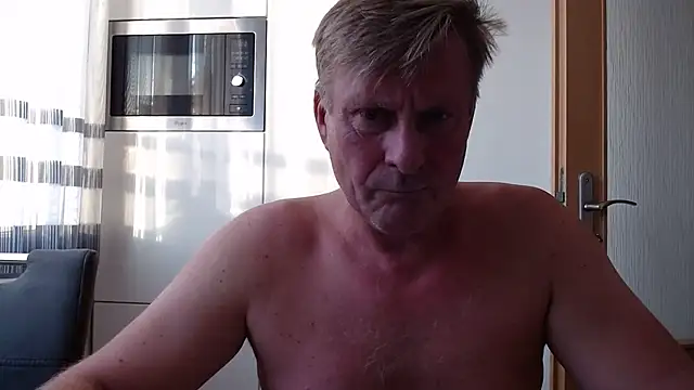 Snapshot of johnnym1 chatting on 10/20/25, 03:23 johnnym1 online show from 10/20/25, 03:23