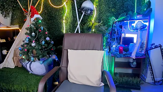 MayaSinabon online show from 12/31/24, 12:15