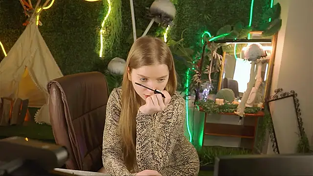 MayaSinabon online show from 03/18/25, 12:14
