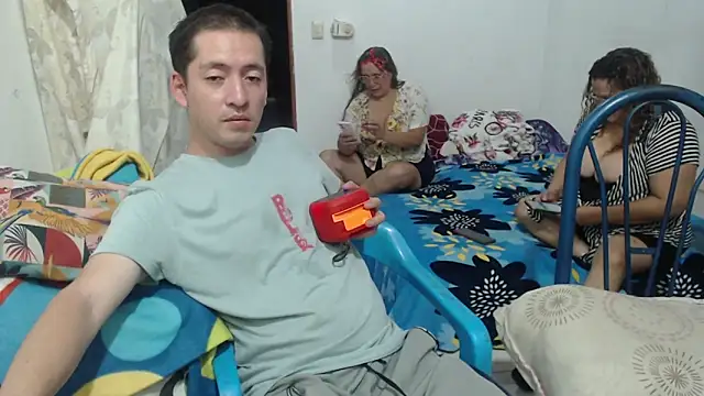 Snapshot of mademooms chatting on 09/28/25, 04:07 mademooms online show from 09/28/25, 04:07