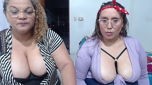 Snapshot of mademooms chatting on 10/09/25, 12:30 mademooms online show from 10/09/25, 12:30