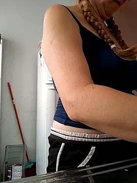 Snapshot of MILEIDE980 chatting on 09/19/25, 03:13 MILEIDE980 online show from 09/19/25, 03:13