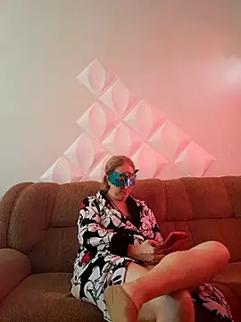 Snapshot of MILEIDE980 chatting on 09/28/25, 01:05 MILEIDE980 online show from 09/28/25, 01:05