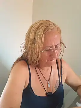 Snapshot of MILEIDE980 chatting on 11/21/25, 04:27 MILEIDE980 online show from 11/21/25, 04:27