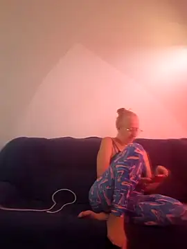 Snapshot of MILEIDE980 chatting on 11/27/25, 02:30 MILEIDE980 online show from 11/27/25, 02:30