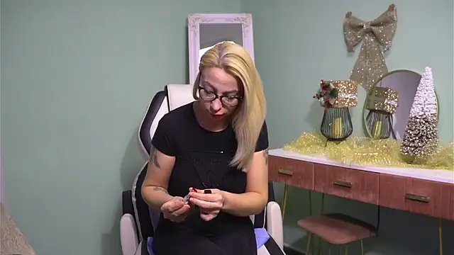 CelineConner online show from 12/17/24, 05:07