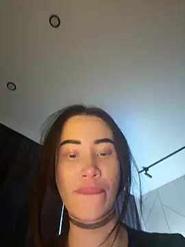 Snapshot of Yunasi chatting on 12/21/24, 11:33 Yunasi online show from 12/21/24, 11:33