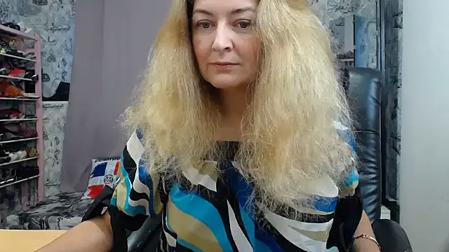 Snapshot of Helen1974 chatting on 10/17/25, 04:37 Helen1974 online show from 10/17/25, 04:37