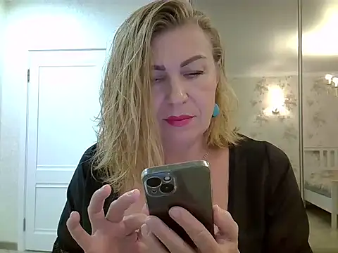 Snapshot of Alexandra-Rosee chatting on 02/04/25, 12:22 Alexandra-Rosee online show from 02/04/25, 12:22