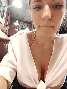 Snapshot of Brilliant-Queen1 chatting on 10/23/25, 09:52 Brilliant-Queen1 online show from 10/23/25, 09:52