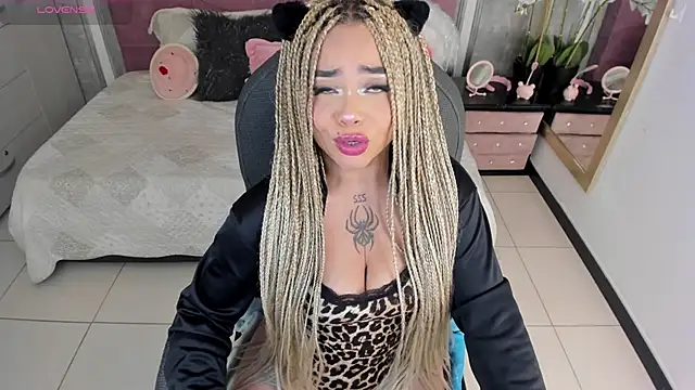 Snapshot of conny__curly chatting on 11/18/25, 03:05 conny curly online show from 11/18/25, 03:05