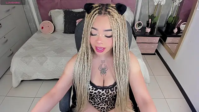 Snapshot of conny__curly chatting on 11/23/25, 01:00 conny curly online show from 11/23/25, 01:00