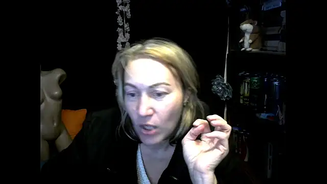 wLESLYMOSw online show from 10/31/25, 05:14