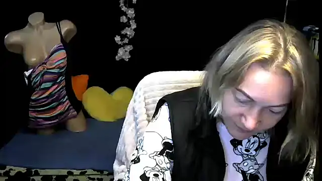 wLESLYMOSw online show from 11/03/25, 07:20