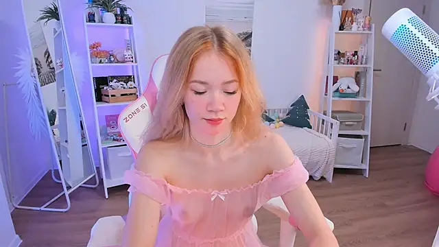 Snapshot of Lily_Young chatting on 12/15/24, 03:34 Lily Young online show from 12/15/24, 03:34
