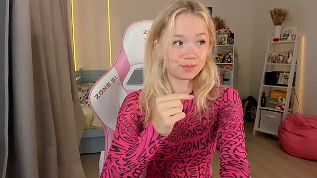 Snapshot of Lily_Young chatting on 10/08/25, 04:54 Lily Young online show from 10/08/25, 04:54