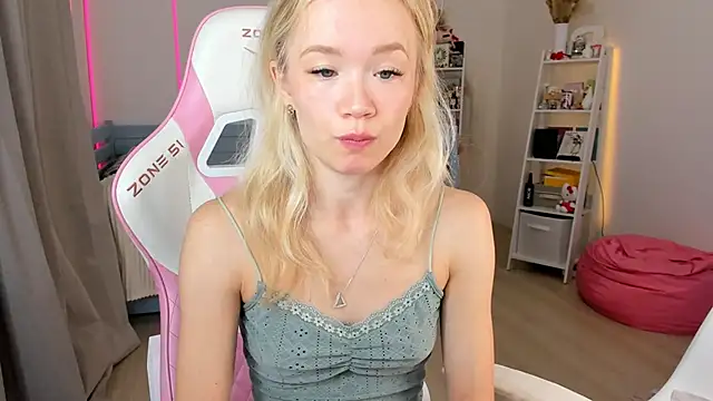 Snapshot of Lily_Young chatting on 10/13/25, 05:18 Lily Young online show from 10/13/25, 05:18