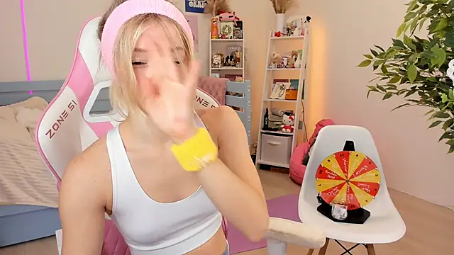 Snapshot of Lily_Young chatting on 10/29/25, 06:15 Lily Young online show from 10/29/25, 06:15