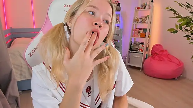 Snapshot of Lily_Young chatting on 11/04/25, 04:55 Lily Young online show from 11/04/25, 04:55