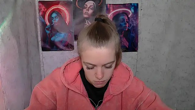 Snapshot of AliceFlirtt_ chatting on 09/24/25, 08:17 AliceFlirtt  online show from 09/24/25, 08:17