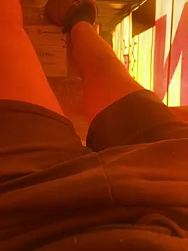 Snapshot of cussy007 chatting on 11/12/25, 01:11 cussy007 online show from 11/12/25, 01:11