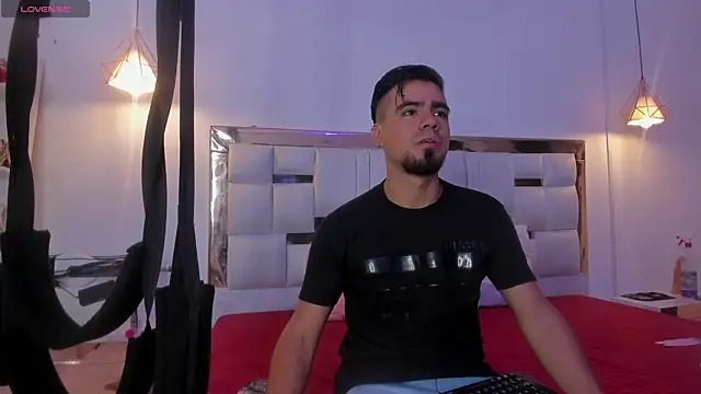 Snapshot of PittAndLunaa chatting on 12/17/25, 12:33 PittAndLunaa online show from 12/17/25, 12:33