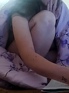 Snapshot of emeli_moon chatting on 09/21/25, 06:53 emeli moon online show from 09/21/25, 06:53