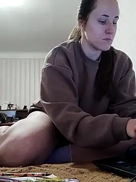 Snapshot of emeli_moon chatting on 10/17/25, 12:19 emeli moon online show from 10/17/25, 12:19