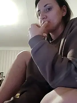 Snapshot of emeli_moon chatting on 11/02/25, 12:02 emeli moon online show from 11/02/25, 12:02