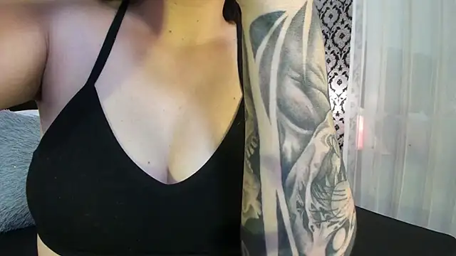 Snapshot of Adeelinee chatting on 11/12/25, 08:19 Adeelinee online show from 11/12/25, 08:19