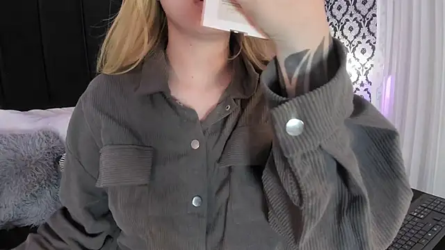 Snapshot of Adeelinee chatting on 11/19/25, 07:47 Adeelinee online show from 11/19/25, 07:47