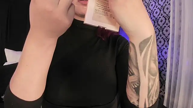 Snapshot of Adeelinee chatting on 11/28/25, 07:49 Adeelinee online show from 11/28/25, 07:49