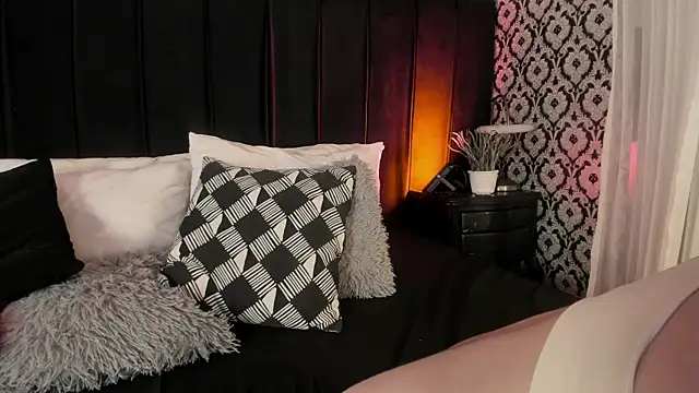 Snapshot of Adeelinee chatting on 12/17/25, 07:42 Adeelinee online show from 12/17/25, 07:42