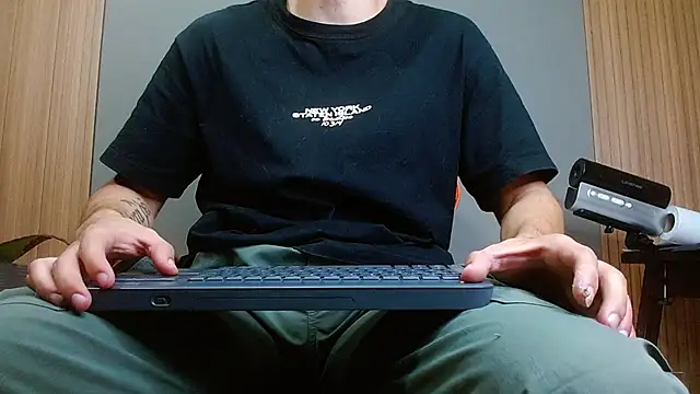 Snapshot of Mr_WhiteCock chatting on 11/08/25, 11:47 Mr WhiteCock online show from 11/08/25, 11:47