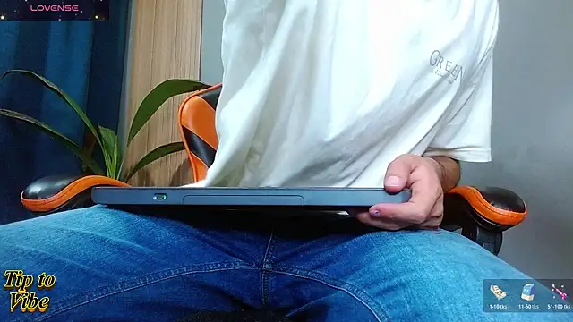 Snapshot of Mr_WhiteCock chatting on 12/03/25, 11:03 Mr WhiteCock online show from 12/03/25, 11:03